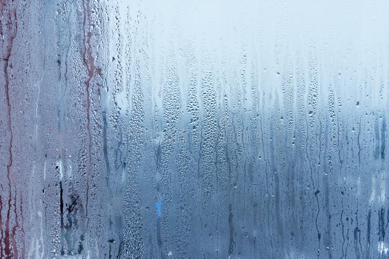 il-vetro-di-finestra-con-condensazione-forte-alta-umidita-nella-stanza-grandi-goccioline-di-acqua-scorre-giu-il-tono-freddo-83790011